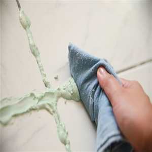 Limpie las juntas de los azulejos y baldosas.